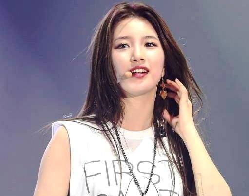 Suzy tươi rói trên sân khấu Bắc Kinh. Ảnh: weibo