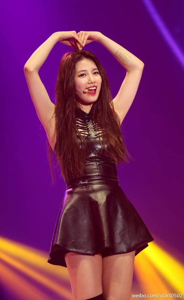 Cô luôn mỉm cười và trấn an các fan. Ảnh: facebook