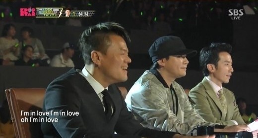 Park Jin Young (ngoài cùng bên trái) liên tục lắc lư theo phần trình diễn của gà nhà. Ảnh: soompi