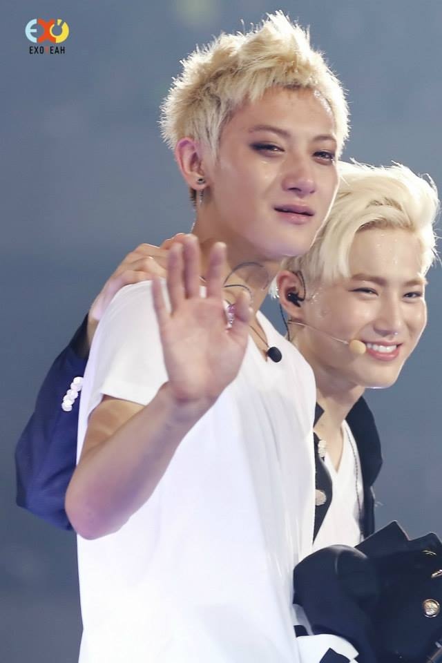 Từ trên xuống: Kris, Luhan và Tao, Suho trong buổi họp fan. Ảnh: exoyeah