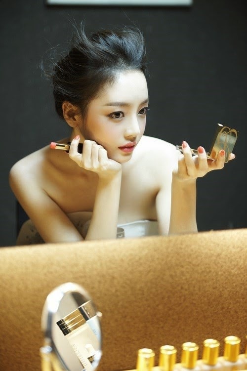 HARA đẹp lộng lẫy trong CF quảng cáo cho một nhãn hiệu mỹ phẩm danh tiếng. Ảnh: blogspot