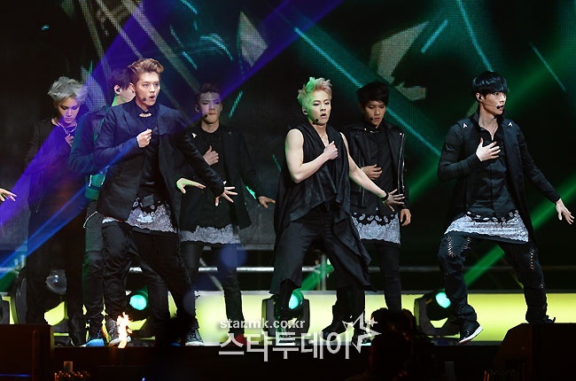 EXO biểu diễn lại những ca khúc quen thuộc. Ảnh: starmk