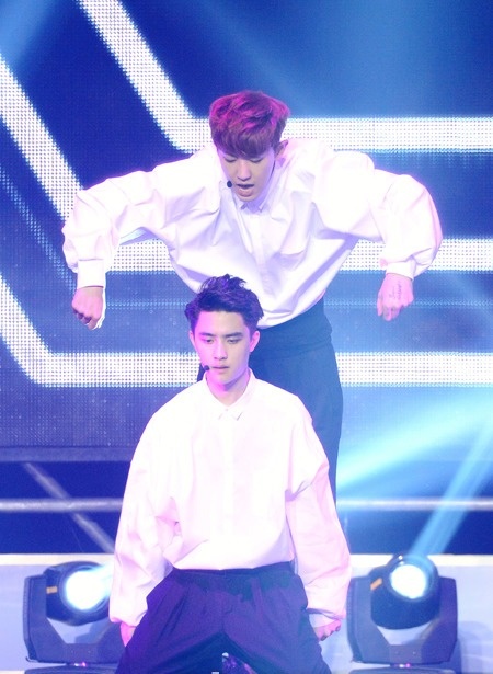 Vũ đạo mô phỏng động tác đánh trống là một trong những động tác ấn tượng. Ảnh: facebook