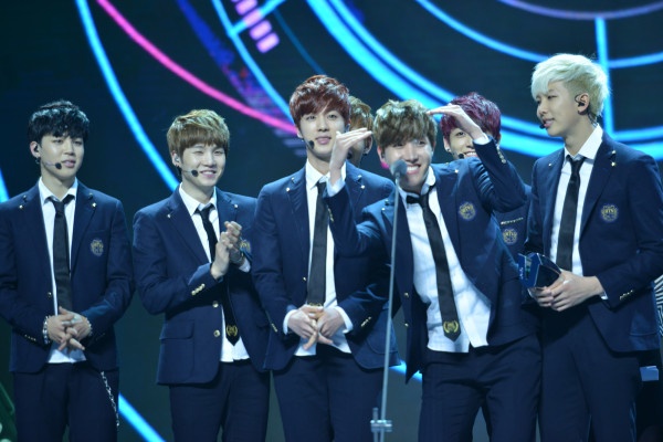 BTS mới ra mắt năm ngoái, với 7 thành viên theo phong cách hip hop. Ảnh: twitter