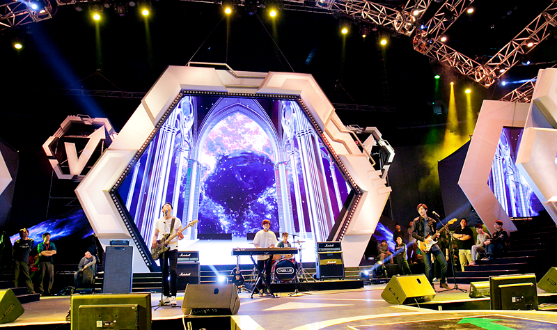 CNBLUE bieu dien Can't Stop + I'm Sorry - V-Chart Awards hinh anh