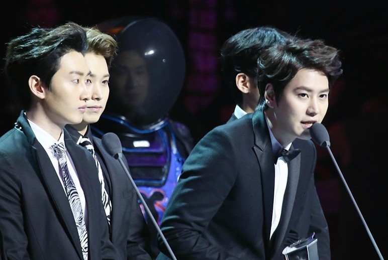 Nhom nhac nam Kpop ap dao tai giai am nhac Trung Quoc hinh anh