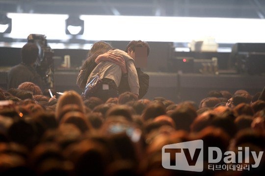 Cô gái ngất xỉu được đưa ra ngoài để chăm sóc y tế. Ảnh: TVDaily