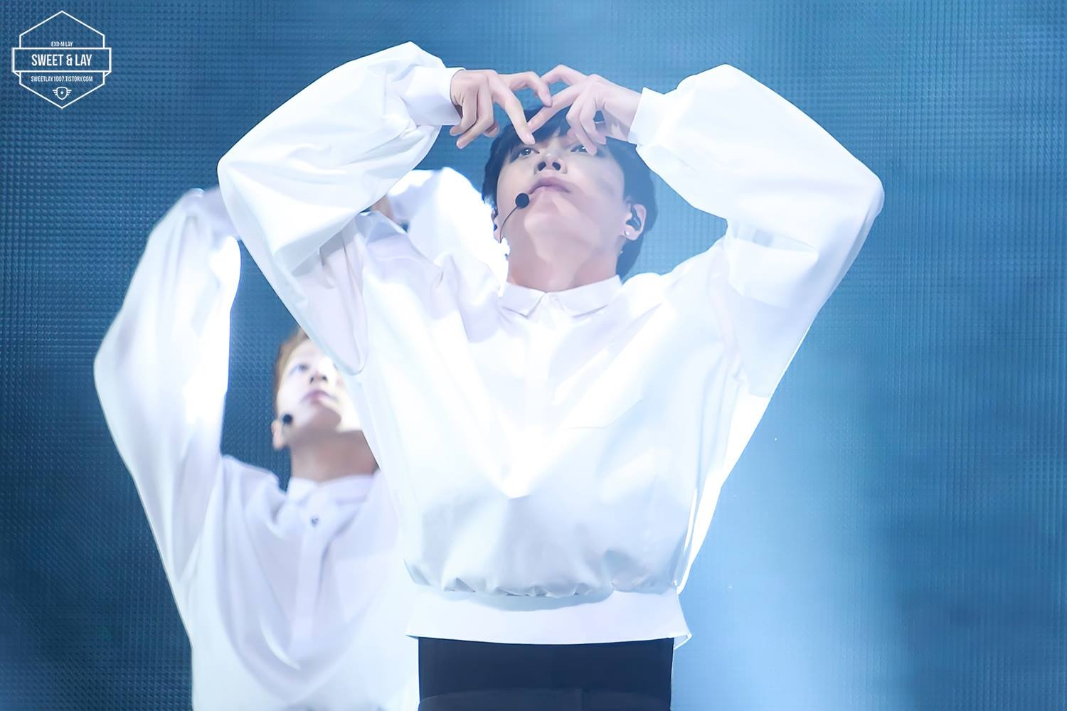 Vũ đạo nhấn nhiều vào động tác tay. Ảnh: sweetlay