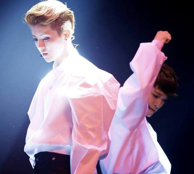 Fan nu ngat xiu trong show dien cua EXO hinh anh