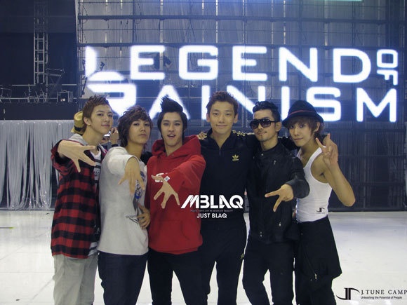 MBLAQ chụp ảnh cùng Rain trong show Legend of Rainism. Ảnh: J.Tune