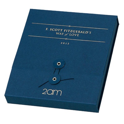 Way of Love của 2AM đẹp nhờ thiết kế cổ điển, với màu xanh mát mắt và kiểu mở giống một tập hồ sơ. Ảnh: ningin