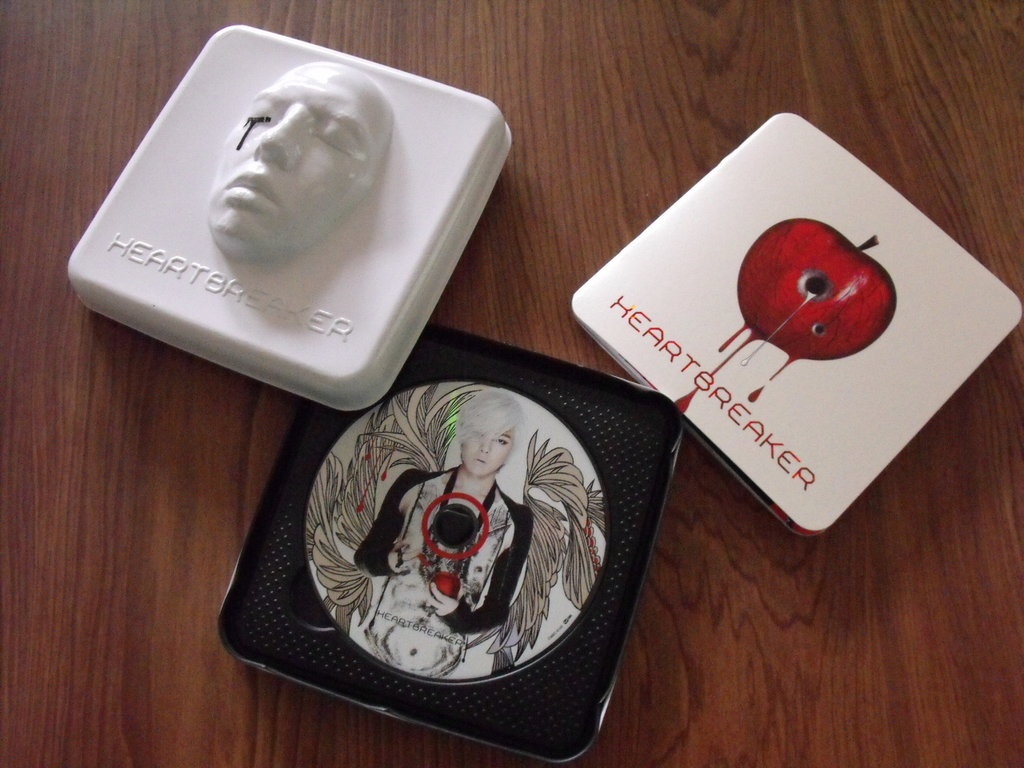 Đi theo album là một quyển photobook. G-Dragon không có nhiều quà tặng kèm, nhưng những ai đã may mắn sở hữu Heartbreaker chắc chắn sẽ không hối tiếc với thiết kế mang nặng trường phái mỹ thuật siêu thực này. Ảnh: 