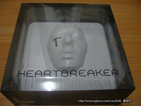Album solo đầu tay Heartbreaker của G-Dragon ghi điểm với fan nhờ thiết quái chiêu. Hộp bao ngoài đĩa bằng nhựa trong