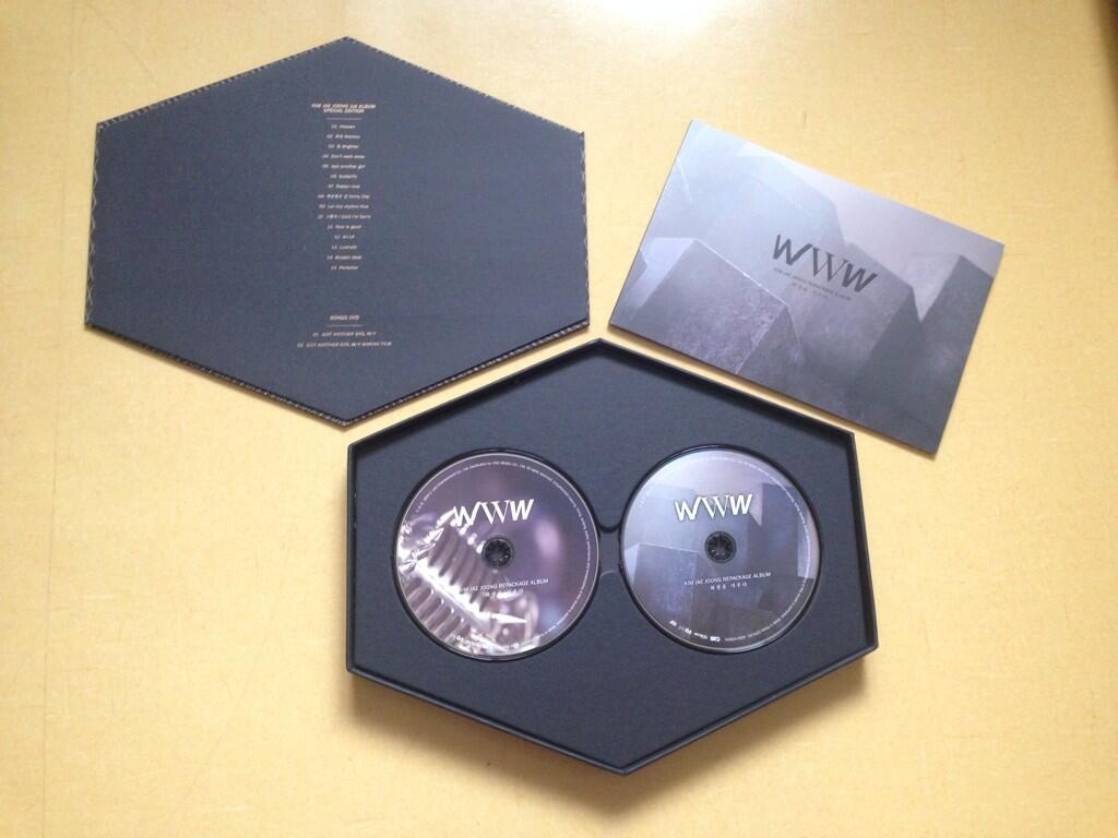 WWW không đụng hàng nhờ hộp đựng album hình lục giác, tặng kèm photobook. Ảnh: jyj3