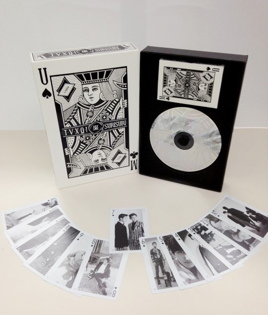 Album tiếng Hàn mới nhất Spellbound của TVXQ ấn tượng bởi lựa chọn hình quân bài. 