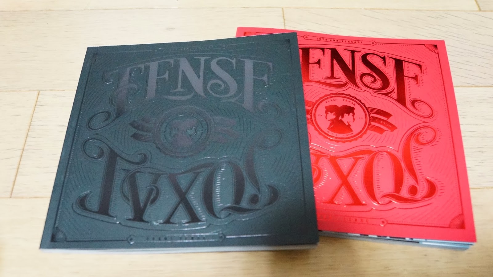 Năm nay, SM chi khá mạnh tay cho sản phẩm của TVXQ. Trước đó, album Tense kỉ niệm 10 năm ca hát của nhóm cũng khiến các cassie tự hào vì thiết kế độc đáo. Tense phát hành 2 phiên bản, màu đen và màu đỏ. Ảnh: blogspot