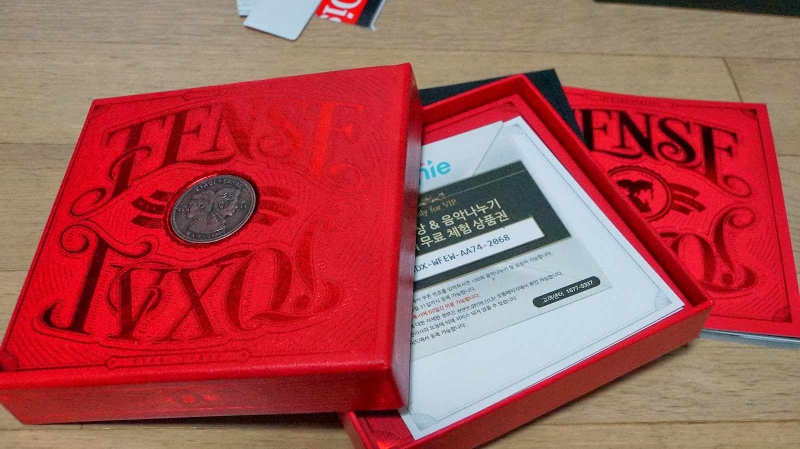 Cả 2 phiên bản đều có thiết kế hộp vuông, có photobook và một số card hình đi kèm. Font chữ Tense và TVXQ trên vỏ 