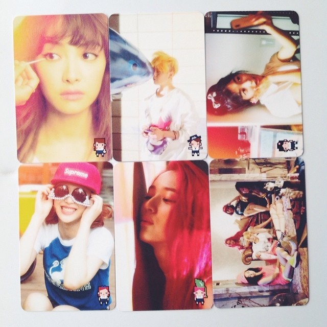 Ngoài ra, fan mua Pink Tape còn có thể sưu tập được photocard xinh xắn in hình các thành viên f(x). Ảnh: webbygram