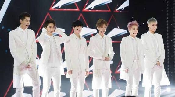 EXO-M lịch lãm với đồ diễn màu trắng. Ảnh: weibo