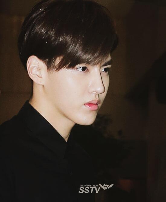 Kris mặc đồ đen ở sân bay Hàn ngày 19/4. Ảnh: sstv