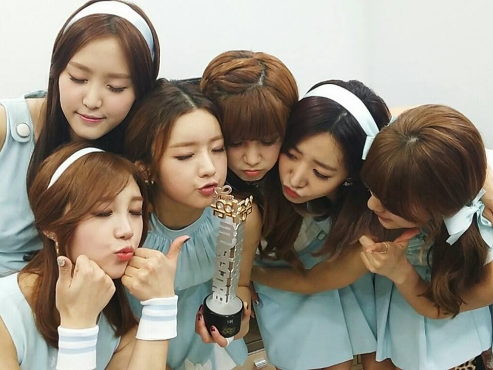 Apink vượt mặt nhiều đàn chị. Ảnh: soompi