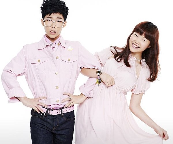 Akdong Musician đang xông pha khắp các bảng xếp hạng với album đầu tay tự sáng tác, tự sản xuất. Ảnh: hancinema
