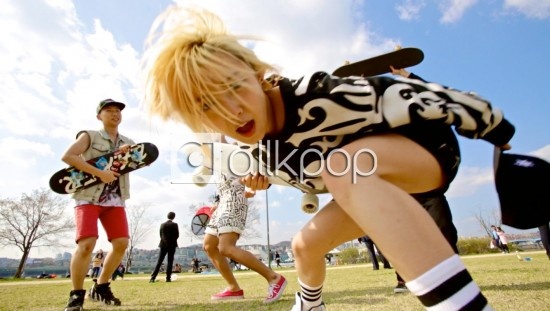 trong những bức ảnh Allkpop chia sẻ, bối cảnh và trang phục rất giống với ảnh trên Insgram của Min cách đây 3 tuân. Ảnh: allkpop