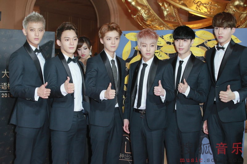 EXO-M thay mặt nhóm nhận giải. Ảnh: sohu