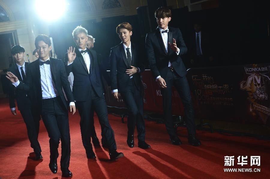 6 thành viên EXO-M lịch lãm trên thảm đỏ. Ảnh: xinhua