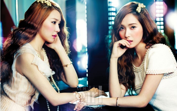 Tiffany (trái) và Jessica thuộc nhóm SNSD, cùng sinh ra và lớn lên ở Mỹ. Ảnh: voguegirl