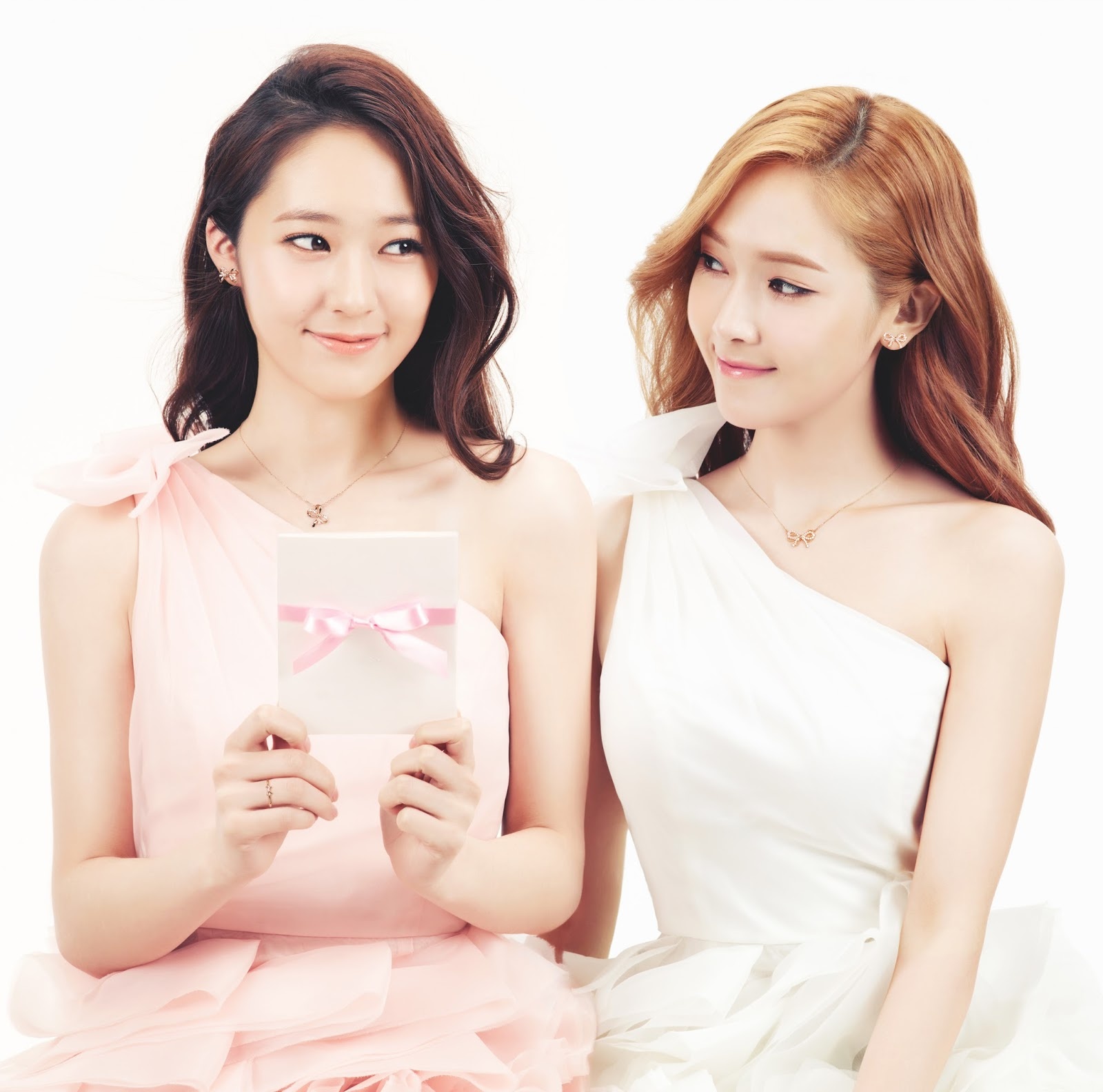 Jessica và Krystal là cặp chị em ruột nổi tiếng trong Kpop. Ảnh: blogspot