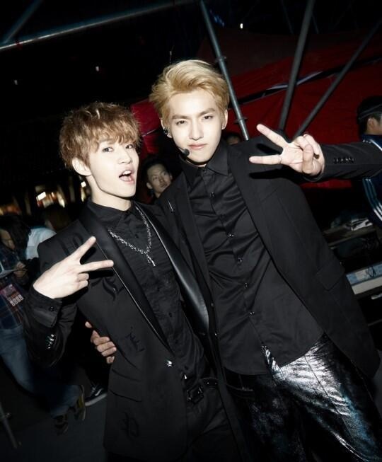 Henry (trái) nhóm Super Junior-M và Kris nhóm EXO đều là người Canada gốc Hoa. Ảnh: twicsy