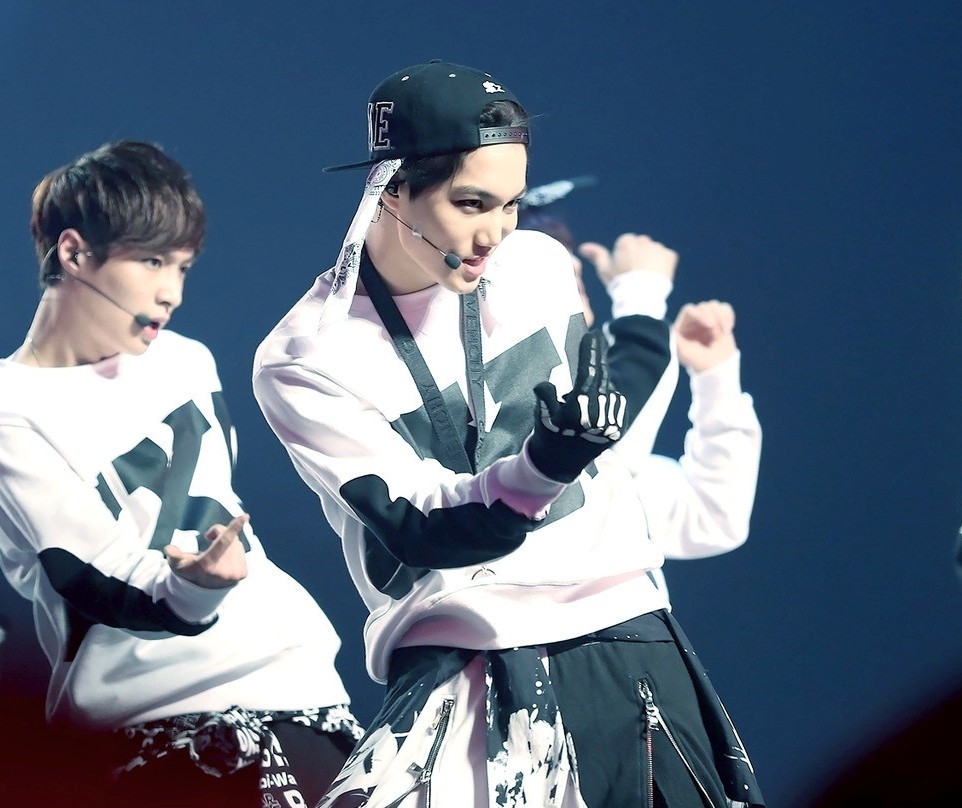 Kai (đội mũ) luôn đứng giữa trong đội hình EXO. Ảnh: kais2