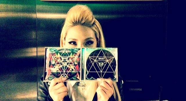 CL khoe 2 phiên bản màu đen và hồng của album Crush trên trang cá nhân. Ảnh: instagram