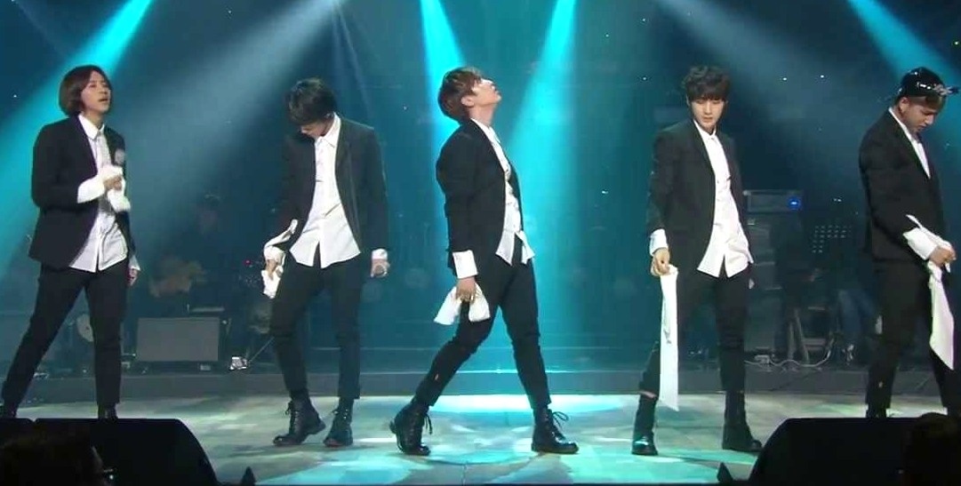 Lonely (live performance) - B1A4 hinh anh