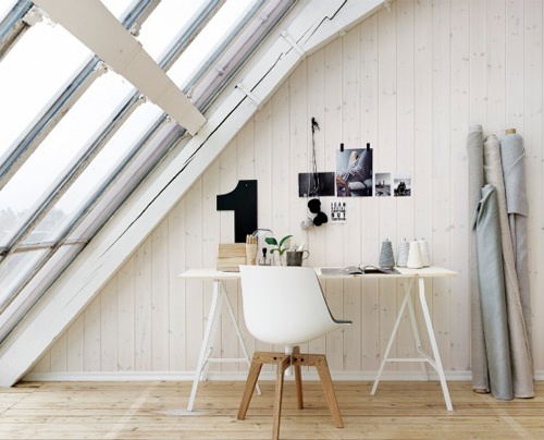 Dương Cưu sắp xếp lại không gian làm việc.