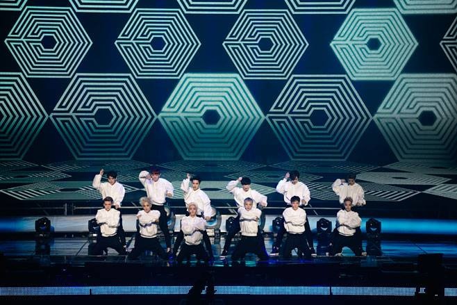 EXO trong chương trình EXO Comeback Show ngày 15/4. Ảnh: SM