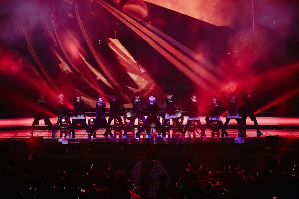 một lượng lớn người hâm mộ đã tập trung ở Jamsil Arena để chứng kiến sự kiện giới thiệu mini album Overdose của nhóm nhạc thần tượng đang nổi EXO. 