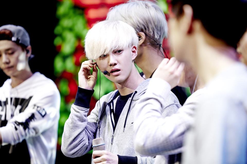 Bộ ảnh hậu trường mà SM mới tung ra giúp người hâm mộ nắm bắt các khoảnh khắc diễn tập, sau sân khấu của EXO.