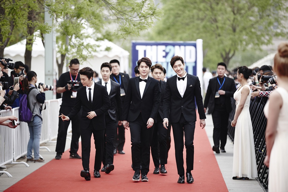 Super Junior-M rạng rỡ trên thảm đỏ. 