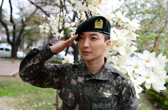 Trưởng nhóm Super Junior, Leeteuk cũng sẽ xuất ngũ vào tháng 7. Ảnh: chu sang hyoun
