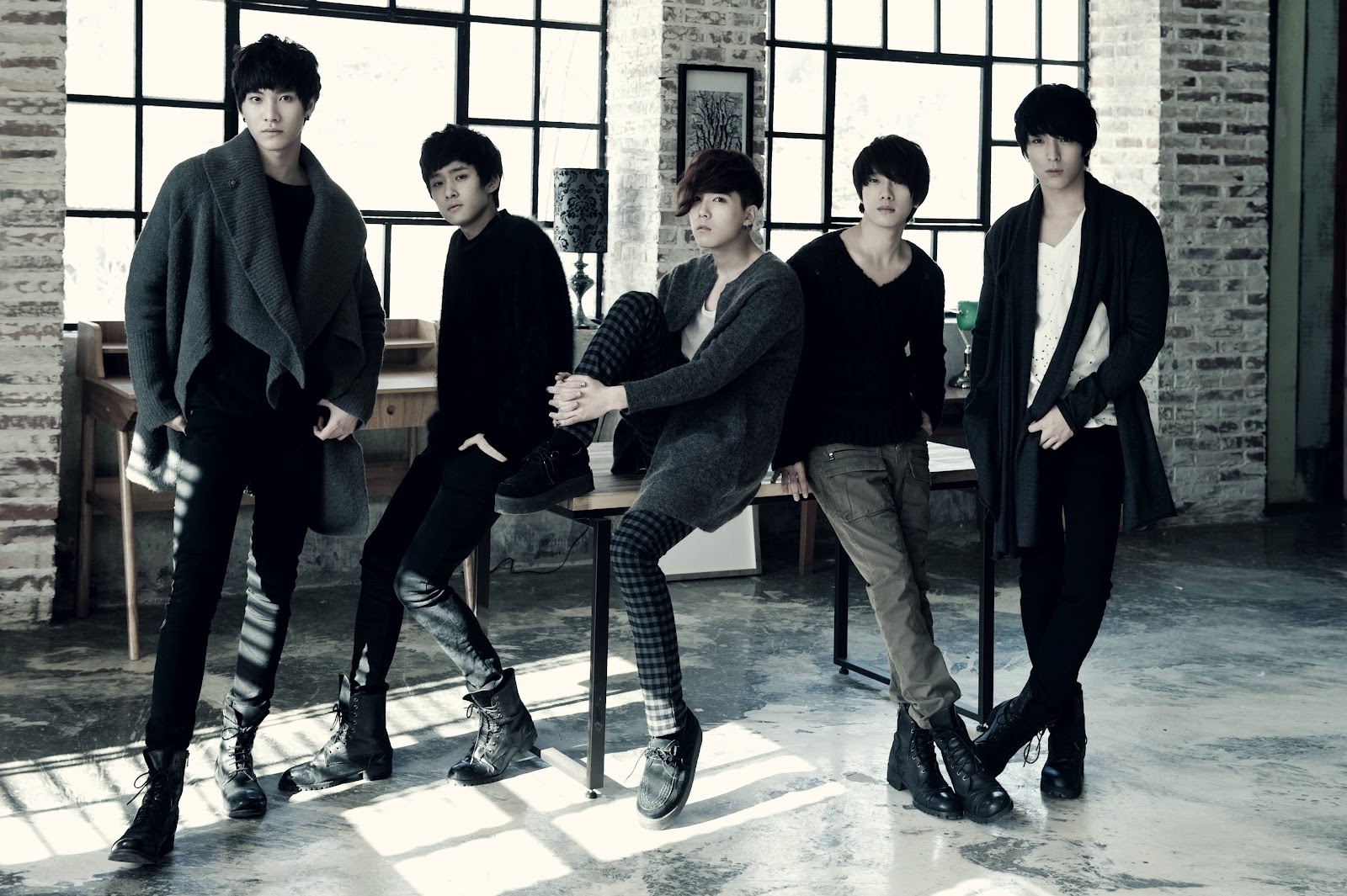 F.T. Island quyết tâm theo đuổi dòng pop-rock và chơi nhạc cụ khi biểu diễn. Ảnh: FNC