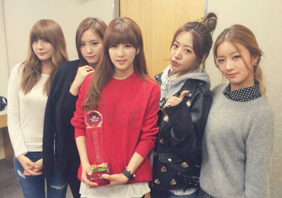 Apink giật cúp nhưng bị chê hát live yếu. Ảnh: cube