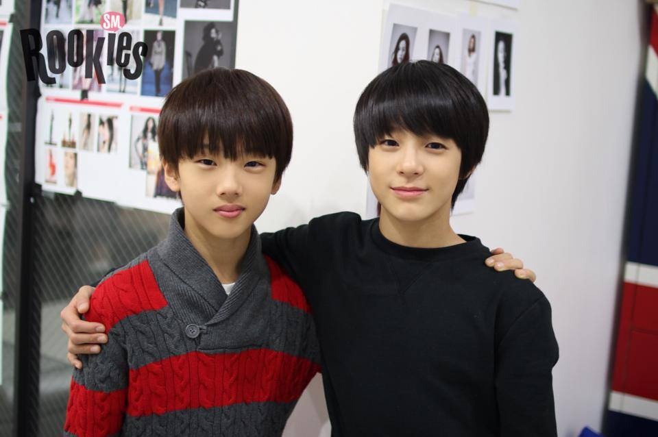 Jisung (trái) và Jeno. 