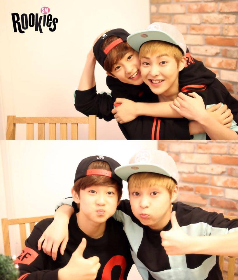 Mark (trái) chụp cùng tiền bối Xiumin (EXO).