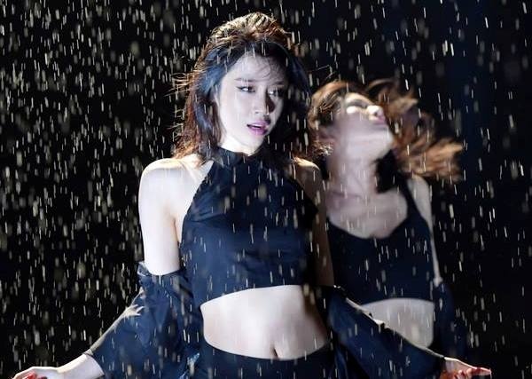 Em ut T-ara dien do bo sat nhay duoi mua hinh anh