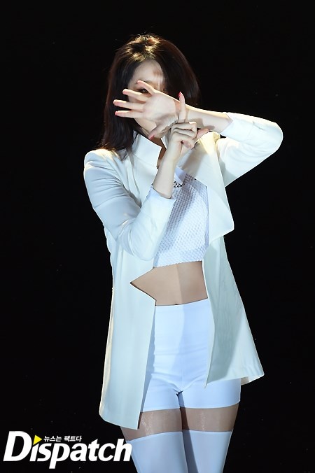 Trang phục trắng chưa xuất hiện trong teaser mới này. 