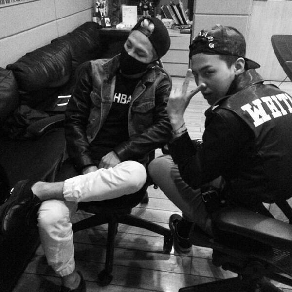 Taeyang chia sẻ ảnh chụp cùng G-Dragon trong studio ngày 10/5 trên trang cá nhân. Ảnh: instagram