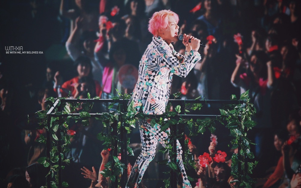 Junsu (JYJ) hat hit cu cua TVXQ tren san khau Nhat hinh anh