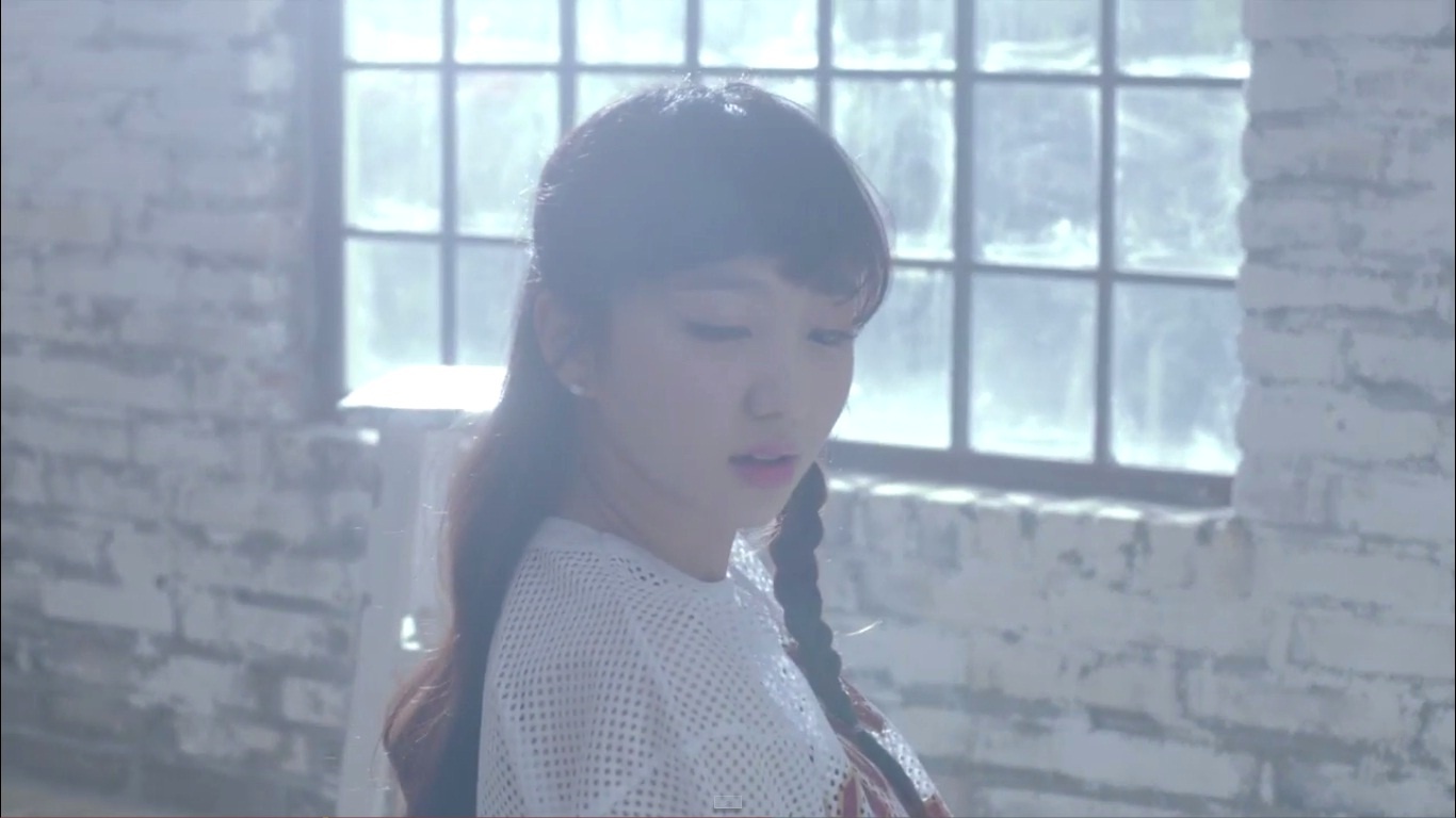 Shi Yoon sở hữu ngoại hình xinh xắn, gợi cảm.